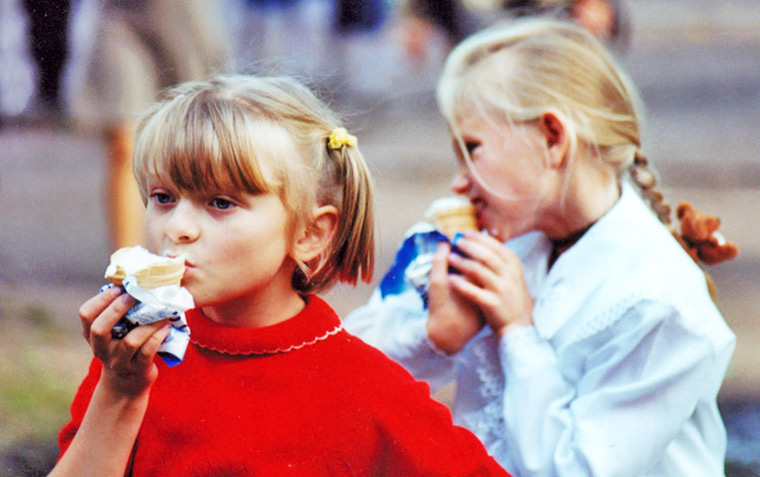 Дети едят советское мороженое
