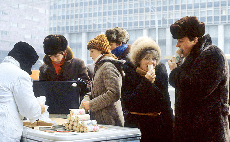 Взрослые едят советское мороженое