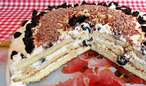 Торт на сгущенке со сметанным кремом и черносливом