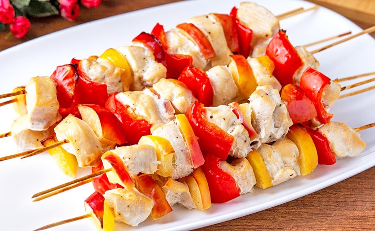 Куриные шашлыки с яблоками и болгарским перцем в духовке