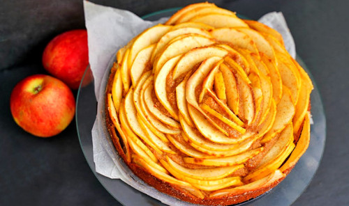 Диетический яблочный пирог без сахара и муки