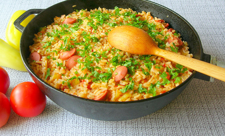 Рис с сосисками и овощами на сковороде «Джамбалайя»