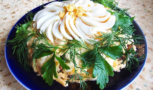 Слоеный салат с ветчиной и грибами «Ромашка»