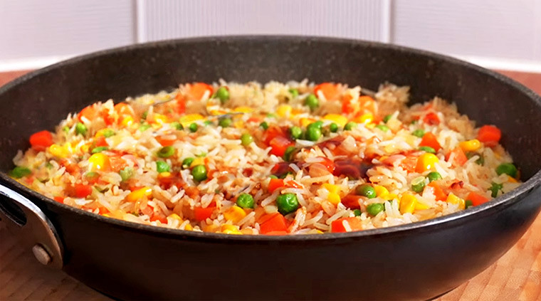 Жареный рис с овощами и яйцом по-китайски