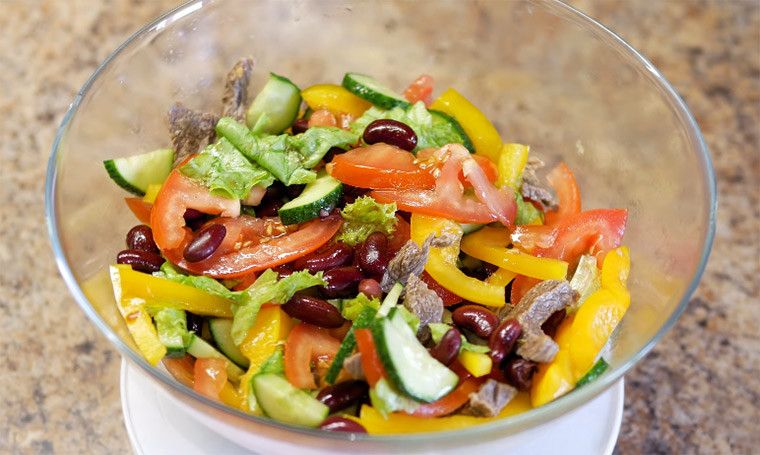Салат с овощами, красной фасолью и говядиной