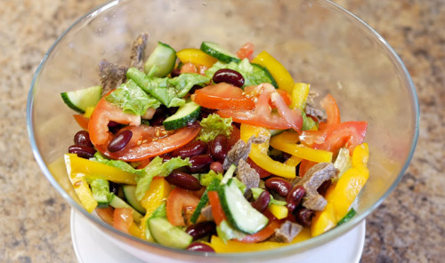 Салат с овощами, красной фасолью и говядиной