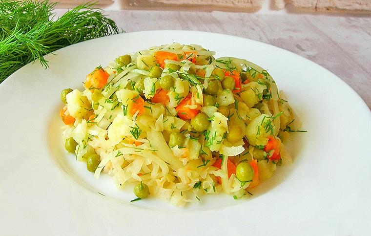 Постный салат из картофеля и квашеной капусты