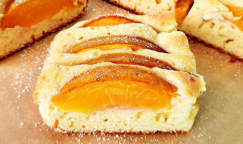 Пирог на сметане с персиками