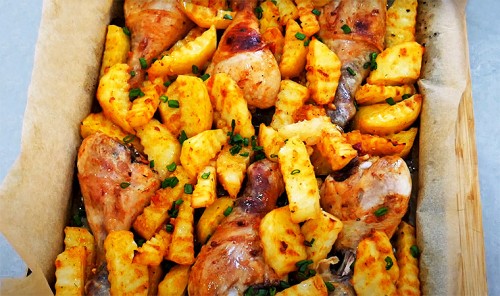 Картофель, запеченный с куриными ножками в духовке
