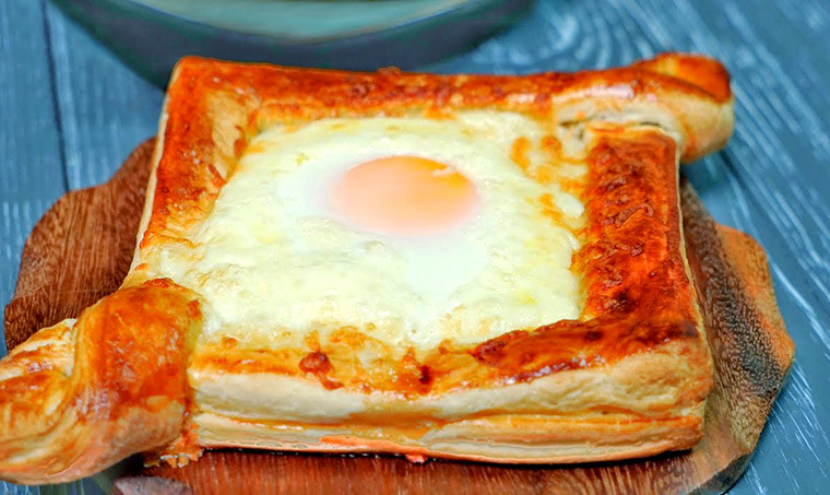 Ленивый хачапури с сыром и яйцом в духовке