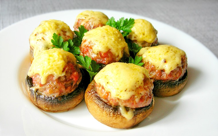 Фаршированные шампиньоны в духовке с сыром и чесноком и яйцом рецепт с фото