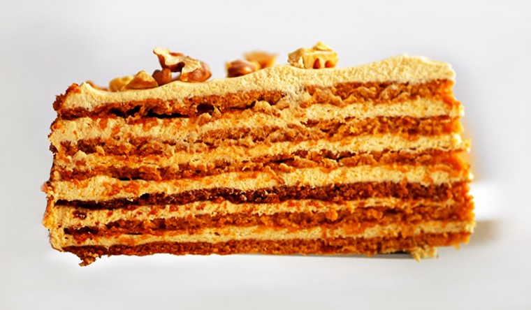 Медовый торт с орехами и карамельным кремом «Румынский»