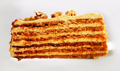 Медовый торт с орехами и карамельным кремом «Румынский»