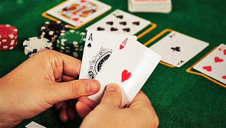 Покер с реальными ставками: специфика платной игры