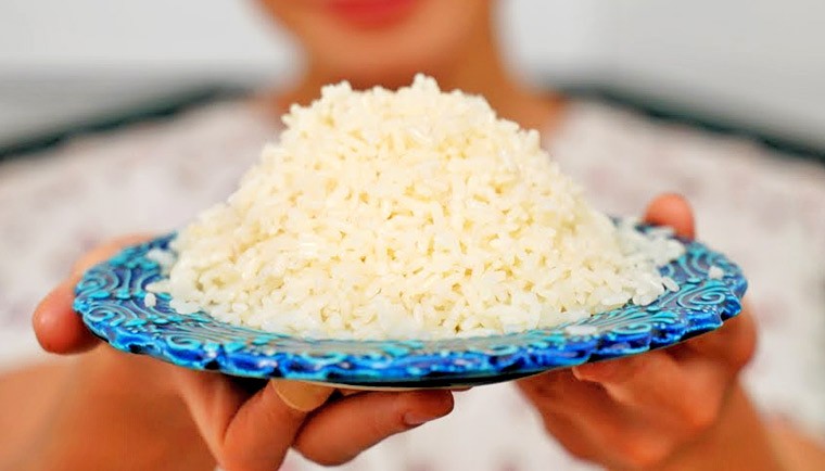 Рассыпчатый рис на сковороде
