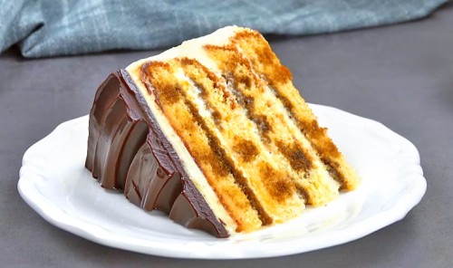 Бисквитный торт в хрустящей шоколадной глазури