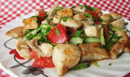 Легкий салат с овощами и курицей 