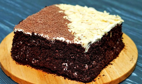 Шоколадный торт со сливочным кремом на сковороде