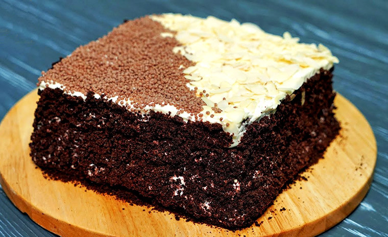 Шоколадный торт со сливочным кремом на сковороде