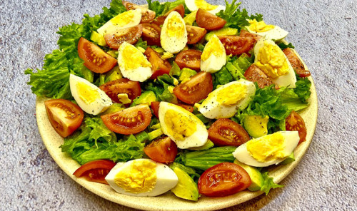 Салат с яйцами, авокадо и помидорами