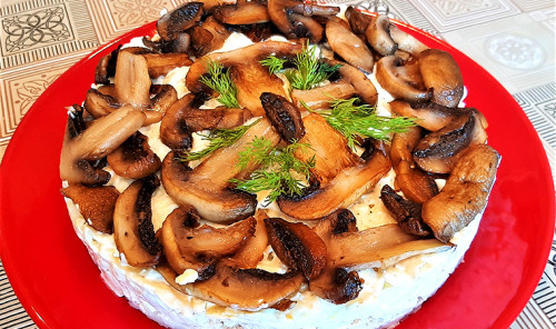Слоеный салат с куриным филе, картофелем и грибами