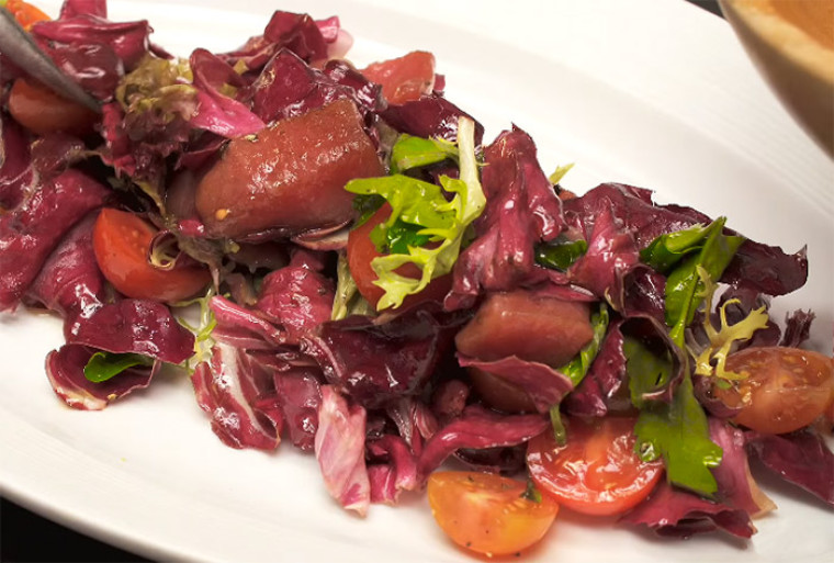 Красный салат с тунцом и вишней
