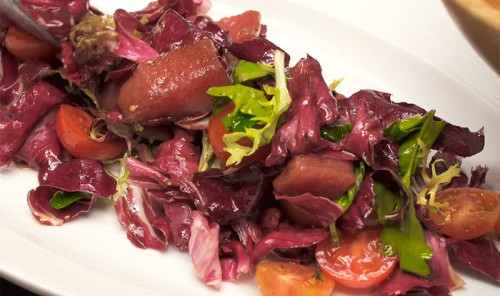 Красный салат с тунцом и вишней
