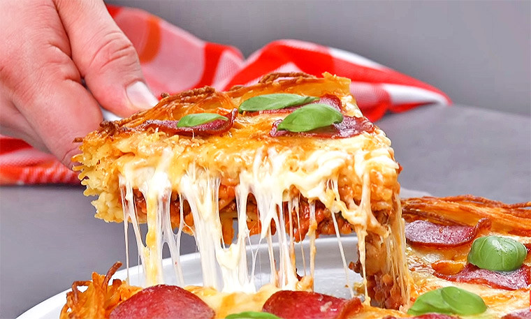 Пицца из макарон с соусом болоньезе