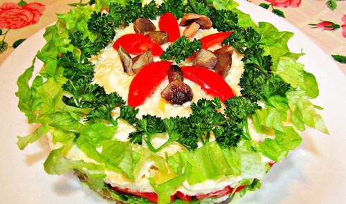 Слоеный салат с картофелем, грибами и помидорами