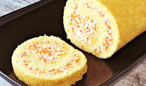 Бисквитный рулет со сливочным сыром и морковью по-корейски