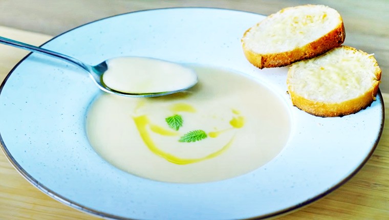 Чесночный крем-суп с гренками