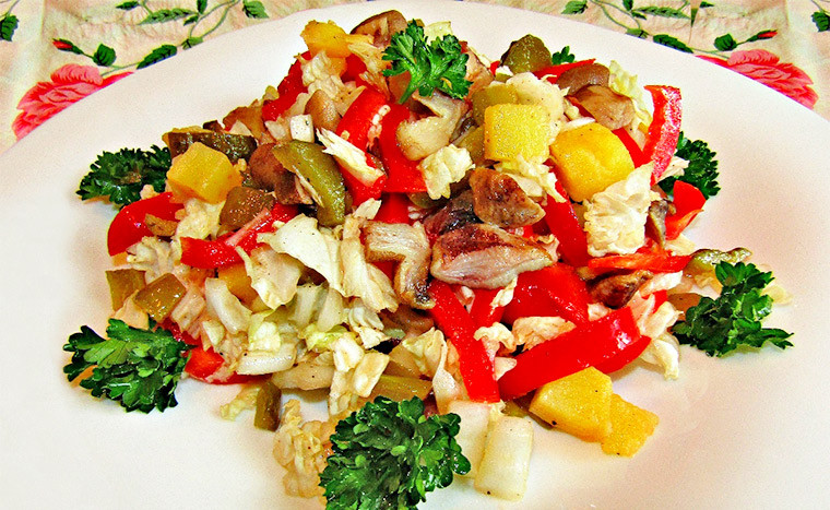 Постный салат с пекинской капустой, картофелем и грибами