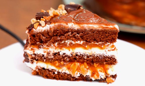 Шоколадный торт с арахисом и карамелью «Сникерс»