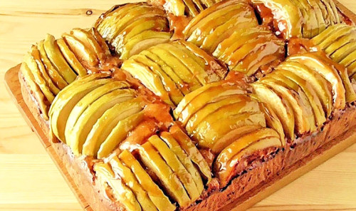 Яблочный пирог с мёдом, изюмом и орехами