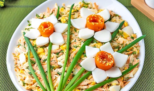Салат с морковью, кукурузой и сыром «Цветы»