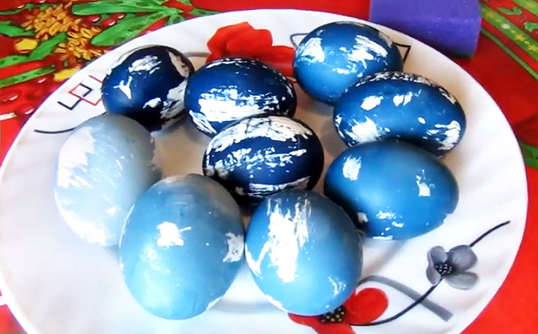 Пасхальные яйца в натуральном красителе из краснокочанной капусты