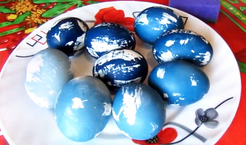 Пасхальные яйца в натуральном красителе из краснокочанной капусты