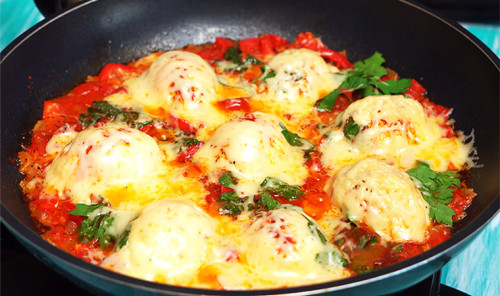 Вареные яйца с сыром и овощами на сковороде