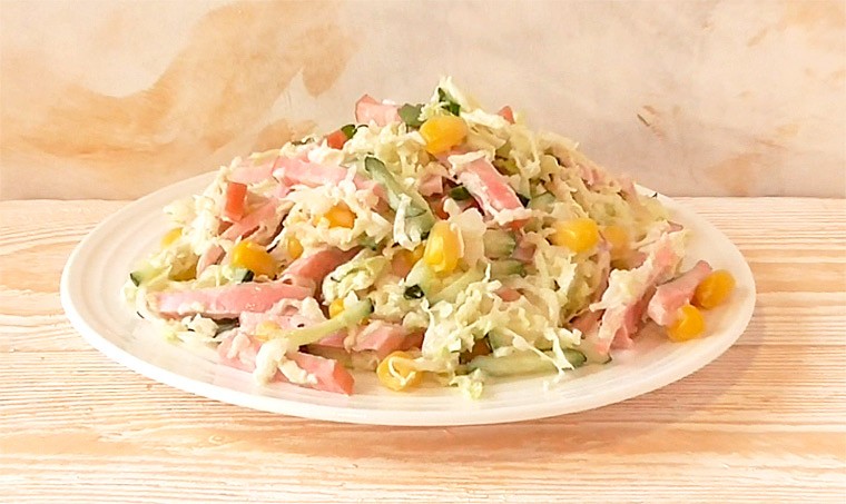 Салат с колбасой, кукурузой и капустой «Три К»