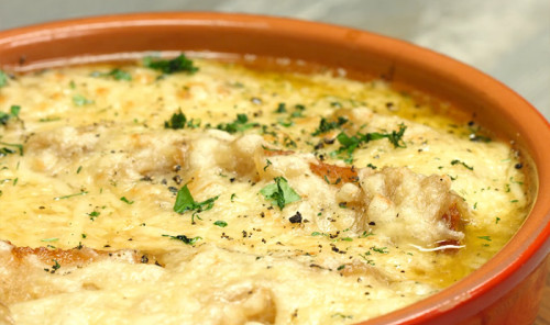 Луковый суп с сыром