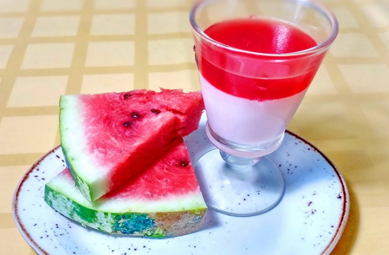 панакота с арбузом рецепт. 322 14 d9295825111fbf897839a6eb43aecf5a. панакота с арбузом рецепт фото. панакота с арбузом рецепт-322 14 d9295825111fbf897839a6eb43aecf5a. картинка панакота с арбузом рецепт. картинка 322 14 d9295825111fbf897839a6eb43aecf5a. Сезон арбузов открыт, так почему бы нам не приготовить вкуснейший десерт из арбуза – молочную арбузную панна-котту! Рецептов арбузных десертов полно, а вот панна-котты (панакоты) с арбузом мы не видели. Ну что ж, приступим!