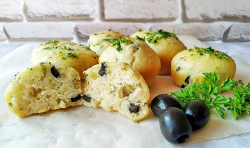 Закусочные булочки с оливками