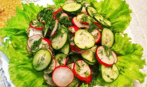 Легкий весенний салат из огурцов и редиса