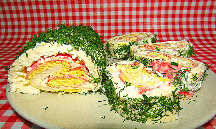 Рулет из плавленого сыра с салями и яйцами 