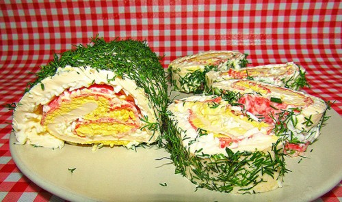 Рулет из плавленого сыра с салями и яйцами 