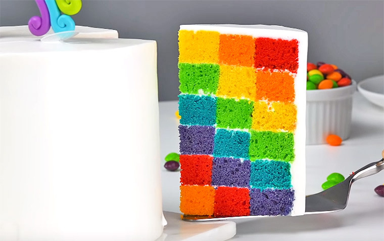 Разноцветный бисквитный торт