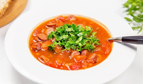 Суп с колбасой и фасолью