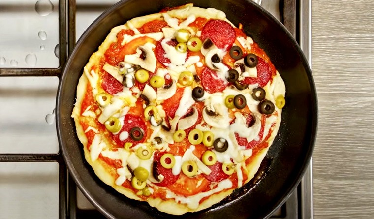 Пицца с колбасой, помидорами и грибами на сковороде