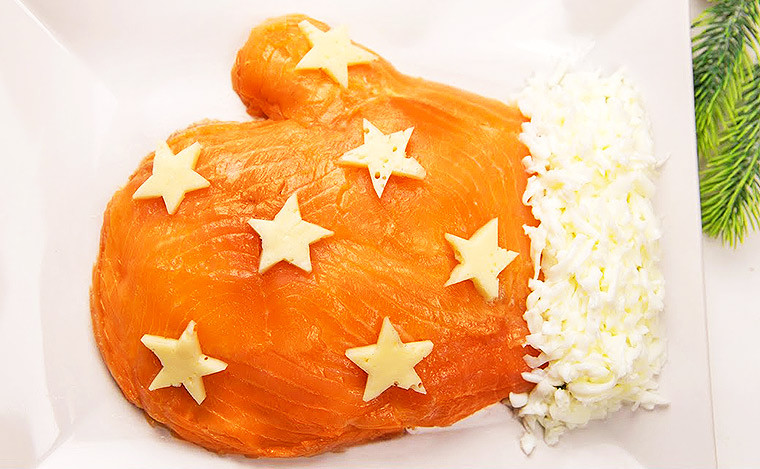 Новогодний салат с рисом и красной рыбой «Варежка»