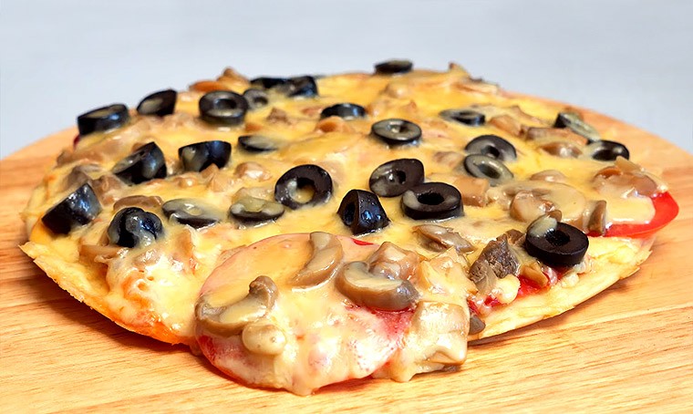 Пицца с грибами и маслинами на сковороде